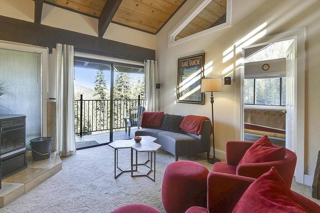 Ganze Wohnung, Ruhige Sommerwohnung weniger als eine Meile von der Basis des Alpine Meadows Resort. Nur 10 Minuten nach Tahoe City. Perfekte Lage für alle Tahoe Summer-Aktivitäten! in Alpine Meadows, Placer County