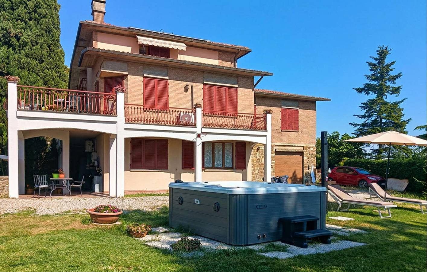 Apartamento vacacional entero, Apartamento frente al río con aparcamiento y servicios in Monteriggioni, Provincia de Siena
