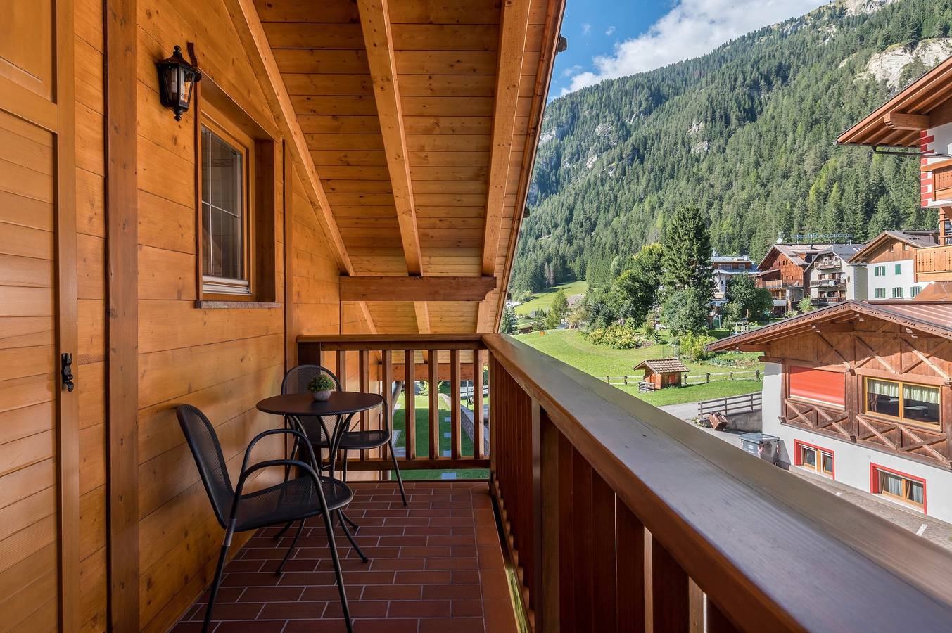 Entire apartment, Apartment 'Villa Lory 6' with Mountain View, Shared Garden and Wi-Fi in Canazei, Dolomiti Superski