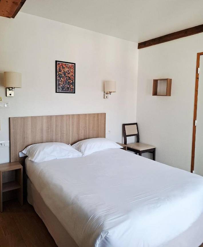 Hôtel pour 3 personnes, avec terrasse à Ussel - 2