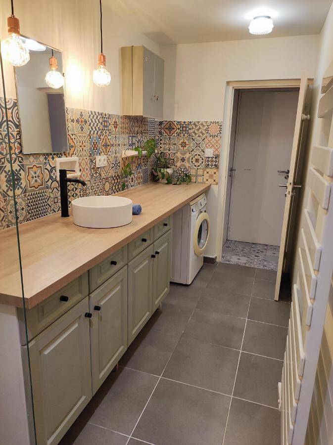 Appartement entier, One-Bedroom Apartment in Charmes-sur-Rhône, Privas (arrondissement)