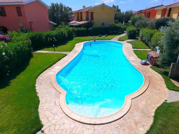 Location de vacances pour 4 personnes, avec piscine ainsi que jardin et vue, adapté aux familles à Porto Pino