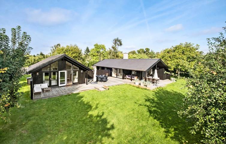 Ferieudlejning for 8 personer, med Terrasse og Have i Tisvilde