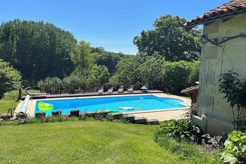 Geheel appartement, La Colline De Tilleul - apartment with swimming pool near Aubeterre, Tranquility in Saint-Romain, Charente