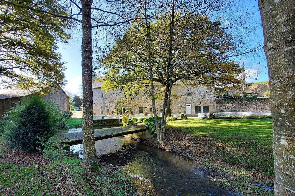 Grande maison avec étang privé, pêche, proche de Sainte-Suzanne - Accueil jusqu'à 8 personnes in Voutré, Mayenne