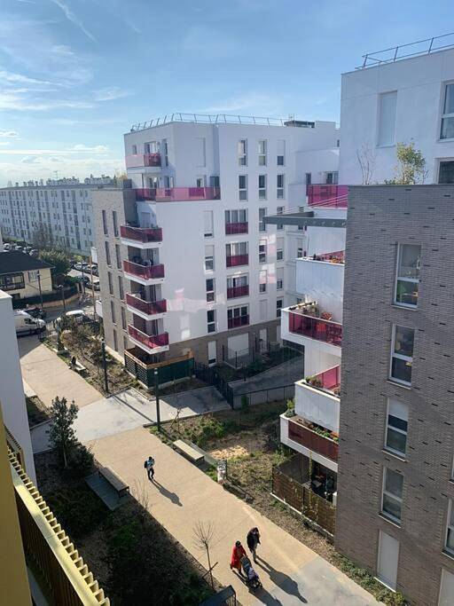 Gîte pour 3 personnes, avec Balcon et Terrasse à Romainville