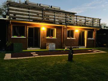 Location de vacances pour 2 personnes, avec jardin ainsi que terrasse et vue dans Cité du Volcan