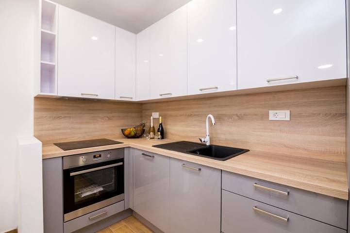 Ganze Wohnung, 2-Zimmer-Ferienwohnung, stadtnah – mit Balkon & Wlan, ideal für 4 Personen in Plaža Pakoštane, Pakostane