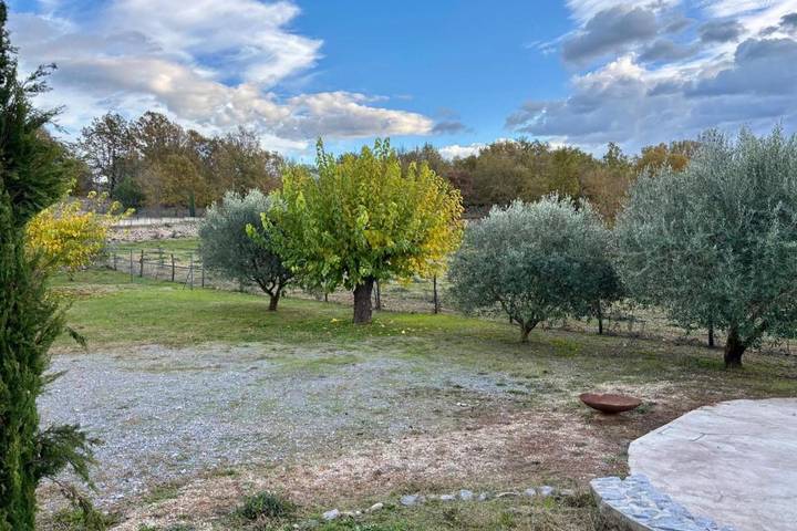 Location de vacances pour 6 personnes, avec piscine ainsi que terrasse et jardin à Chandolas - 4