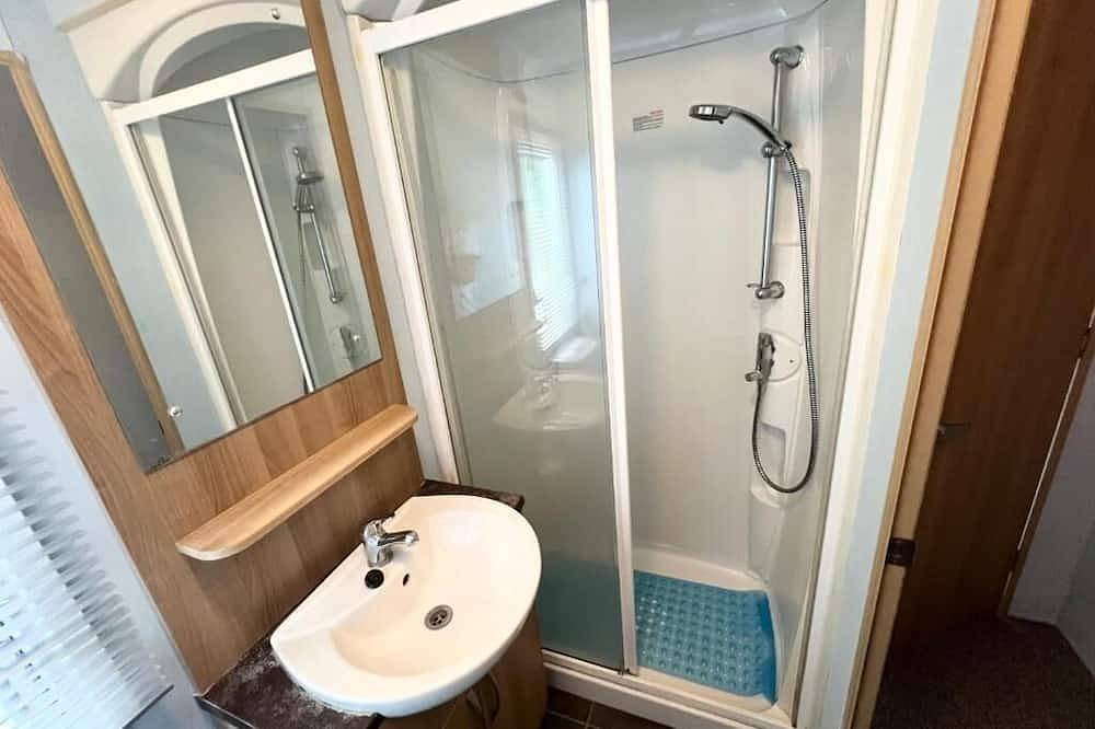 2 Bedroom Caravan, Lower Hyde, Shanklin, Isle of Wight in Shanklin, Isle of Wight