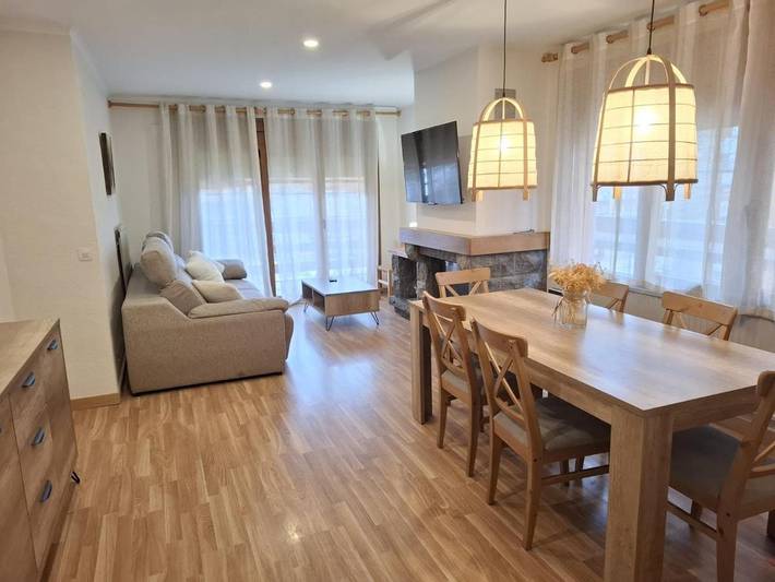 Apartamento de vacaciones para 8 personas, con vistas además de piscina y jardín - 1