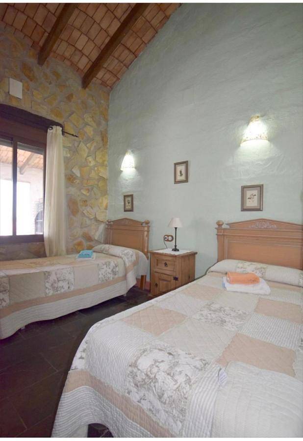 Casa rural para 4 personas, con jardín además de terraza y vistas, Se admiten mascotas en Tentudía - 2