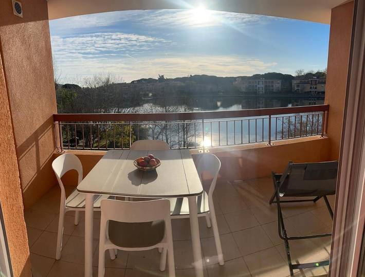 Gîte pour 4 personnes, avec Terrasse et Jardin ainsi que Piscine et Vue sur le lac dans Office De Tourisme Et Des Congres De Mandelieu
