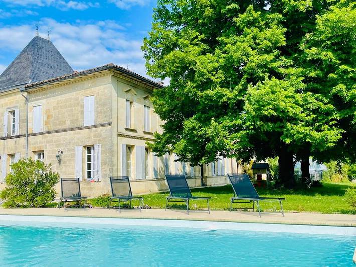 Location de vacances pour 4 personnes, avec Jacuzzi et Terrasse ainsi que Jardin et Piscine dans Cubzac-les-Ponts
