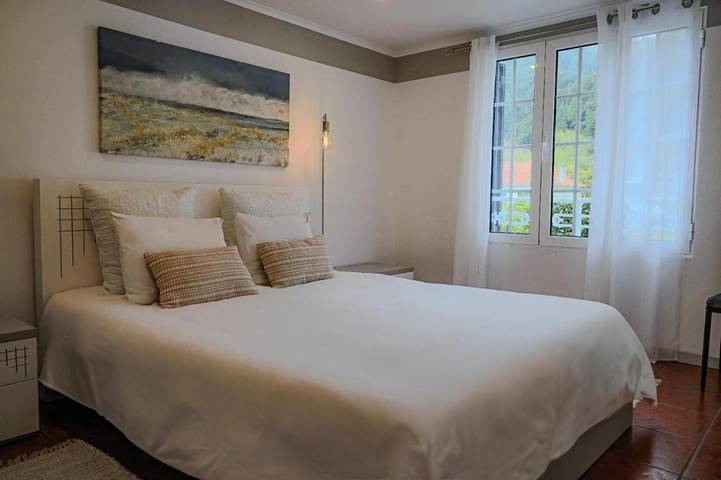 Gîte pour 2 personnes, avec terrasse et vue, animaux acceptés dans Furnas - 3