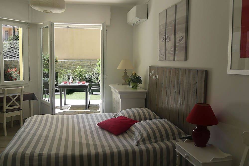 Entire apartment, Bright, air-conditioned studio with garden terrace, in the heart of Cannes in Cannes, Mediterranean Coast (France)