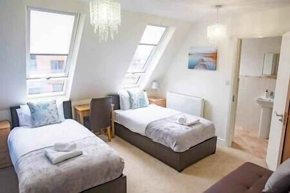 Entire apartment, Comfortable Swindon 3  bedroom Town Centre Apartment with en-suite, Free Parking in Swindon, North Wessex Downs