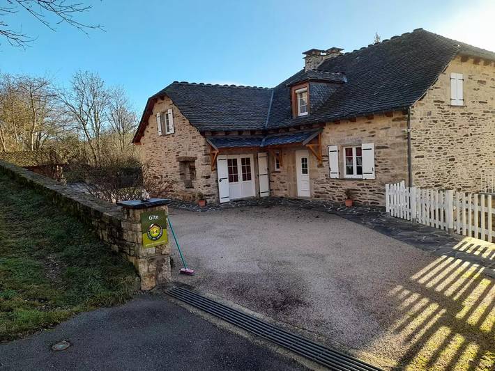 Gîte pour 6 personnes, avec piscine et jardin