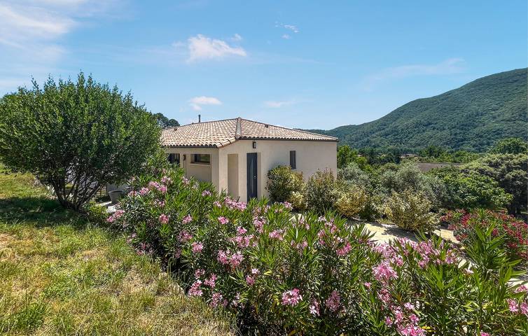Location de vacances pour 6 personnes, avec jardin ainsi que piscine et terrasse à Saint-Florent-sur-Auzonnet - 2
