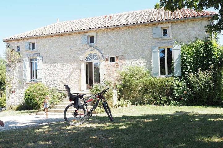 Gîte pour 12 personnes, avec jardin et terrasse à Trémons