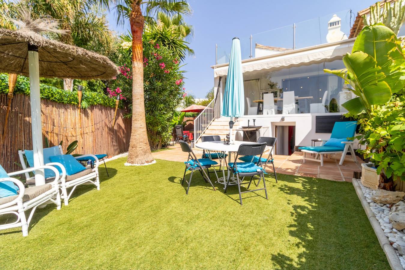 Villa 'Bahia Dorada' 50 m to the Beach with Sea View, Wi-Fi and Air Conditioning in Bahía Dorada, Estepona
