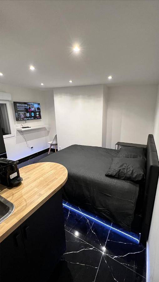 Appartement entier, Bella vita - Studio tout équipé - Tv Netflix - centre ville 100m- Gare 50m - Basilique 200m in Lisieux, Région de Lisieux