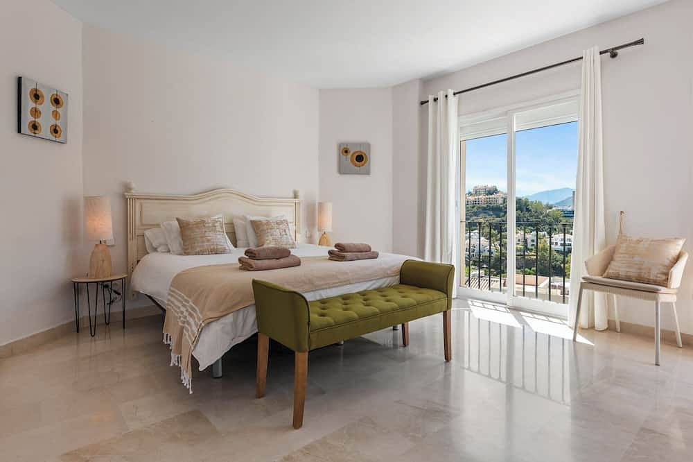 La Quinta Hills Penthouse with Rooftop Terrace in Val de Guadalmina, Benahavís