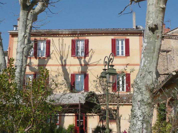 Hôtel pour 3 personnes, avec Terrasse ainsi que Jardin et Piscine