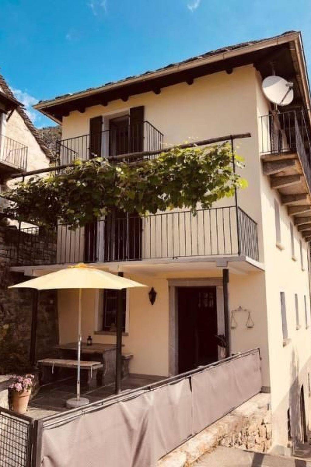 Casa Ruscada in Centovalli, Ticino Alpen en Verbano