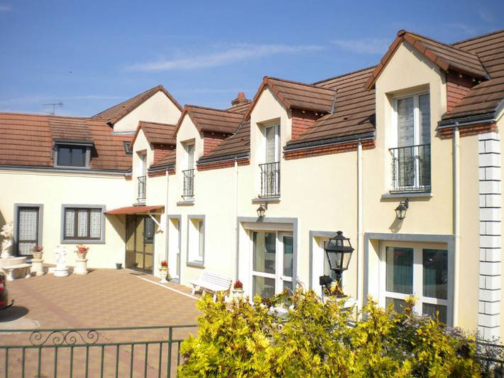 Gîte pour 38 personnes, avec terrasse et jardin à Renay