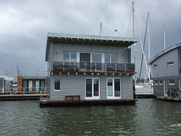 Boot für 4 Personen, mit Seeblick und Sauna sowie Ausblick und Balkon in Kröslin