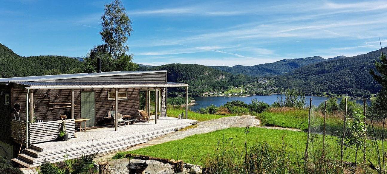 Selbstgebaute Hütte mit Blick auf Leirvik in Sognefjord