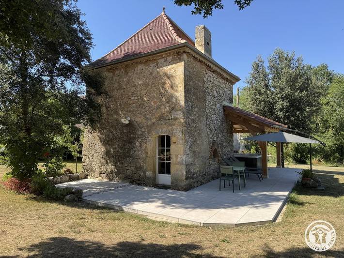 Gîte for 2 people, with Hot tub and Terrace as well as Garden and View in Dordogne