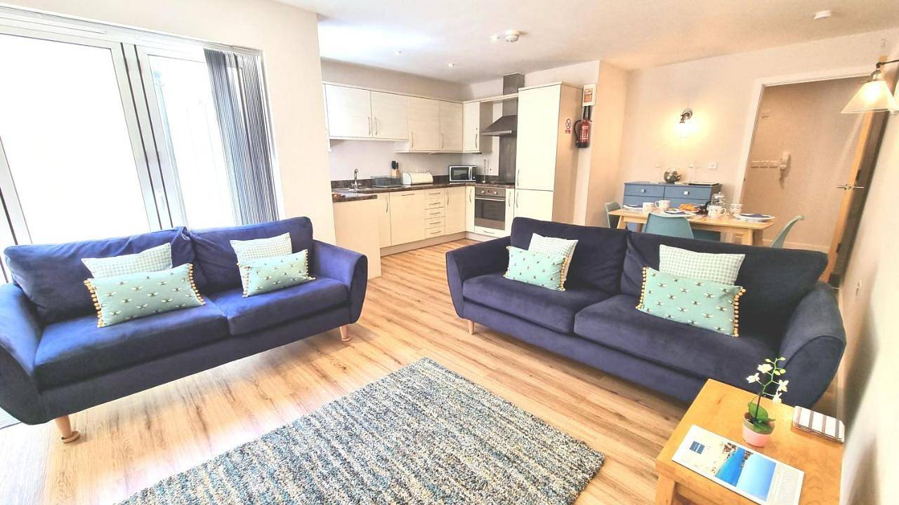 Entire apartment, Beach House Three-Bedroom Apartment with Sea View (Dog friendly) in Porth, Newquay