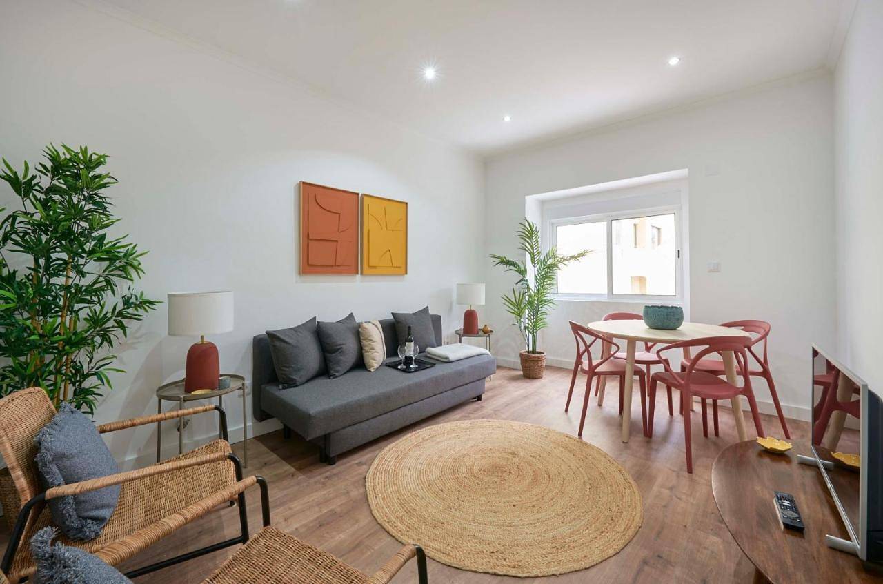 Apartamento inteiro, Spacious & Light-Filled 4Br Apartment By Timecoler in Venteira, Costa de Lisboa