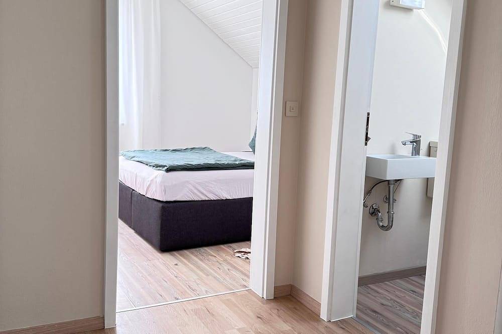 Ganze Wohnung, Modernes Ferienhaus mit Balkon und Badewanne (81 qm) in Furth im Wald, Ostbayern