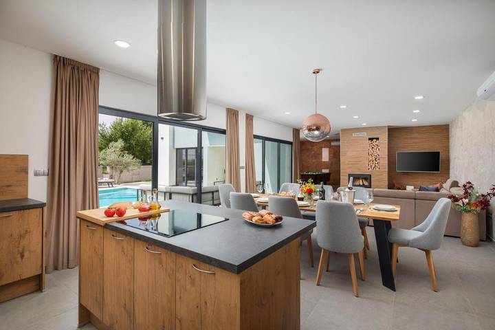 Villa pour 8 personnes, avec piscine et jardin ainsi que sauna et vue à Solin - 4