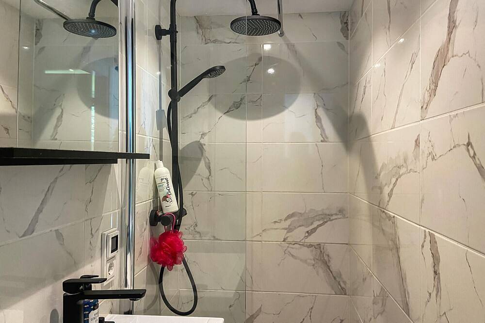 Stunning (sta)caravan in Reeuwijk in Reeuwijk (gemeente), Groene Hart