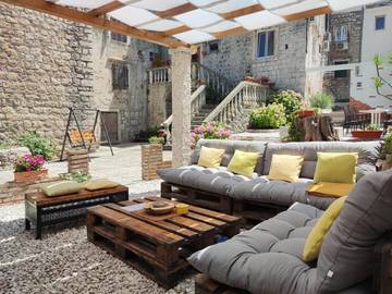 Maison d’hôte pour 2 personnes, avec jardin et terrasse à Trogir