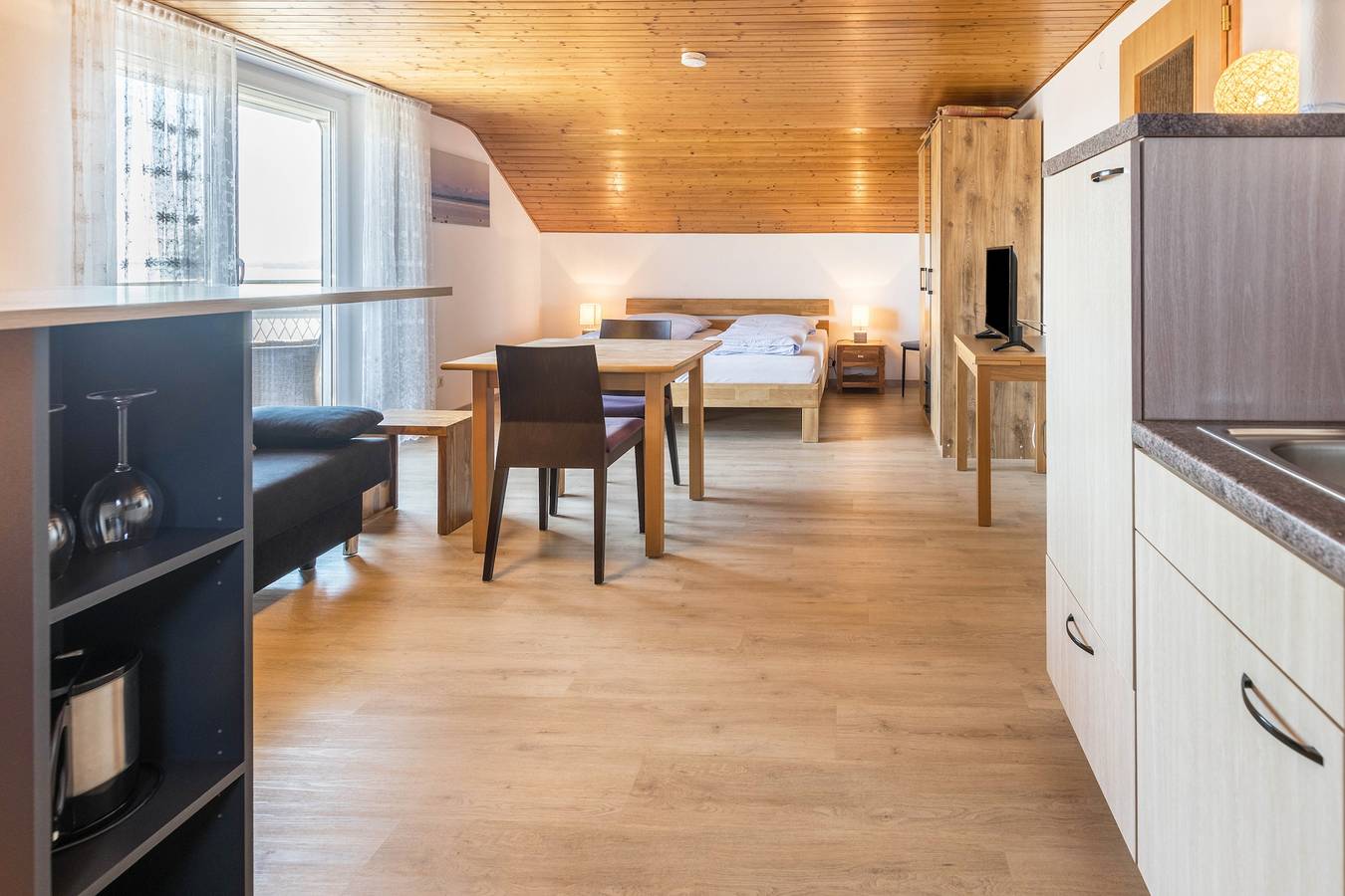 Ganze Wohnung, Ferienwohnung "Sonnenaufgang" in Bodenseenähe mit Seeblick & Balkon in Gaienhofen, Untersee