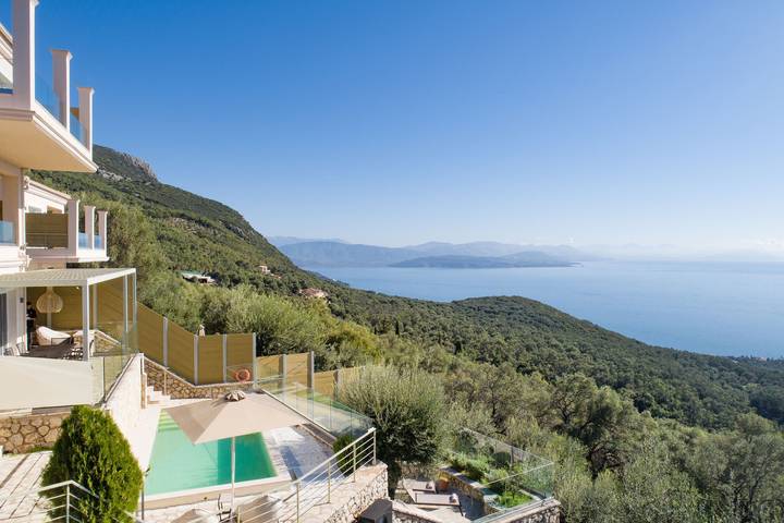 Διαμερίσματα διακοπών για 8 άτομα, με κήπο και πισίνα καθώς και θέα στον Σπαρτύλα