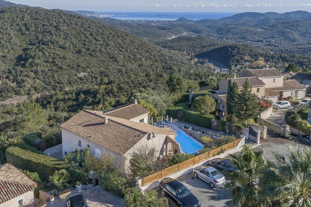 Lovely holiday home with private pool and air conditioning in Les Adrets-de-l'Estérel, Massif de l'Esterel