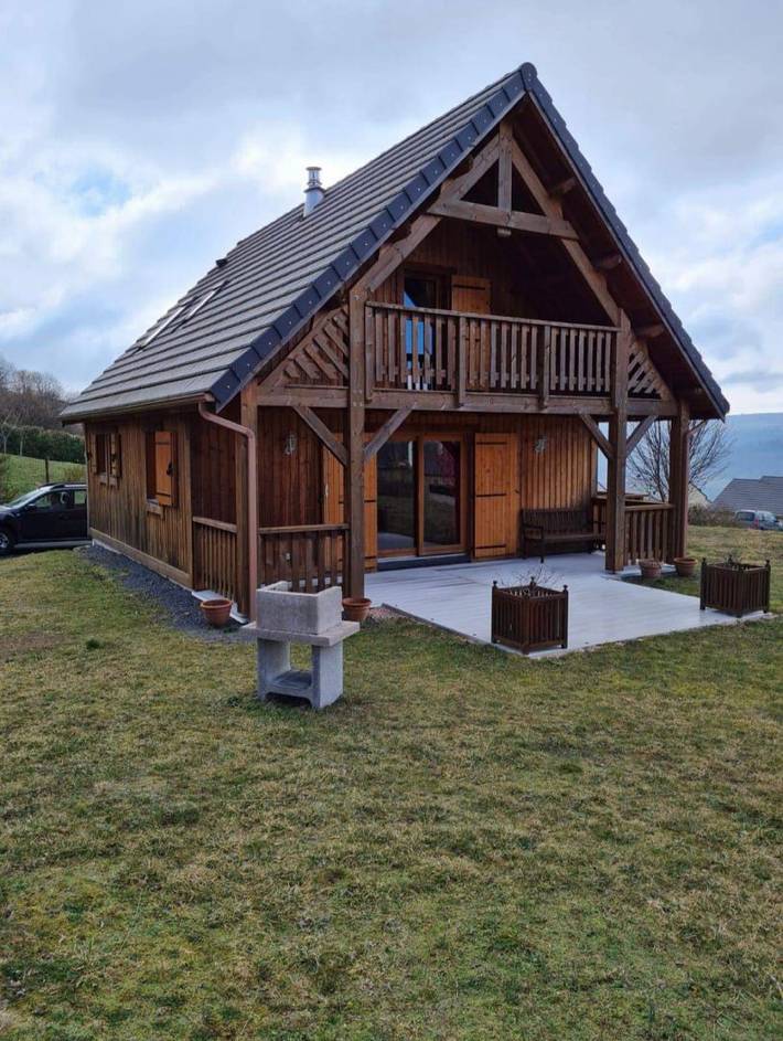 Chalet pour 6 personnes, avec balcon et jardin dans le Cantal