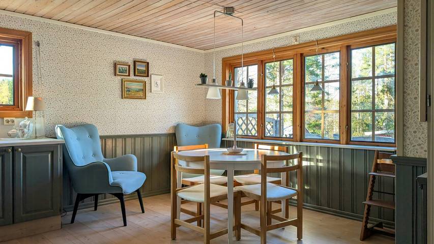 Stuga med sjöutsikt och badtunna i norra Sverige in Ångermanland