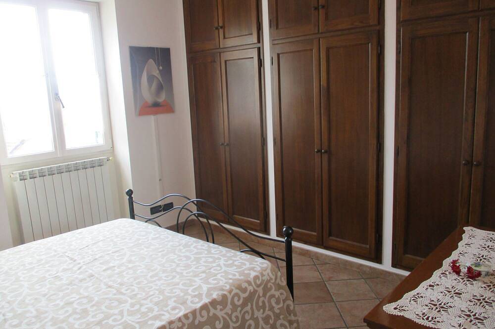 Ganze Wohnung, Schöne, große, 3 Schlafzimmern, Jacuzzi, Terrasse, bbq, 10 km vom Meer in Pontedassio, Riviera di Ponente
