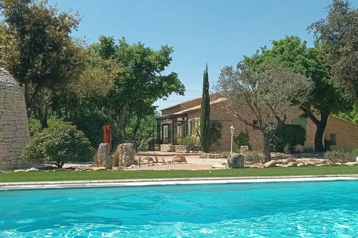 Gîte pour 2 personnes, avec terrasse ainsi que piscine et jardin à Gordes - 3