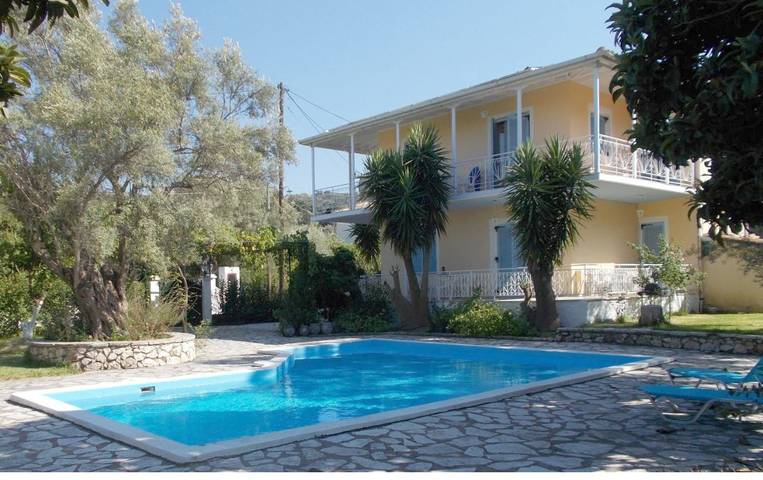 Διαμερίσματα διακοπών για 12 άτομα, με ταράτσα και πισίνα καθώς και κήπο, με κατοικίδια ζώα στην Απόλπαινα