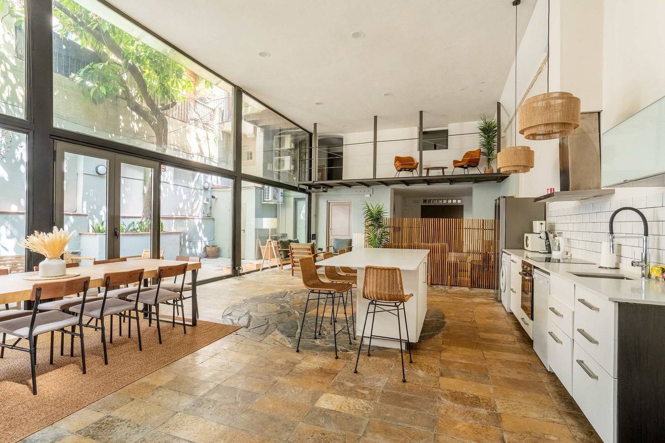 Apartamento inteiro, 12 guests Private garden Duplex next to Lasramblas in Centro Barcelona, Barcelona