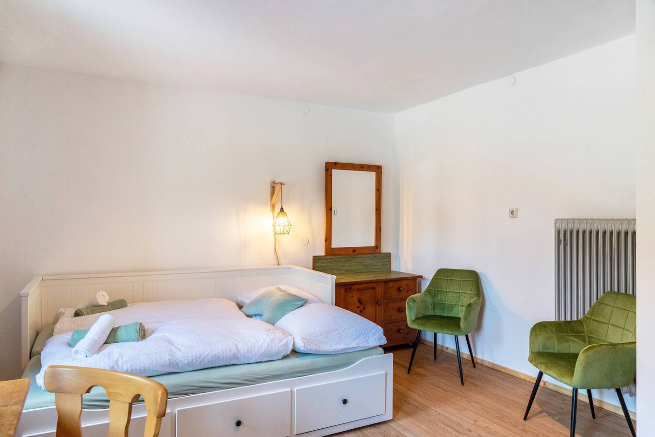 Zimmer '5' mit Bergblick, gemeinsamer Terrasse und Wlan in Hainzenberg, Zillertaler Alpen