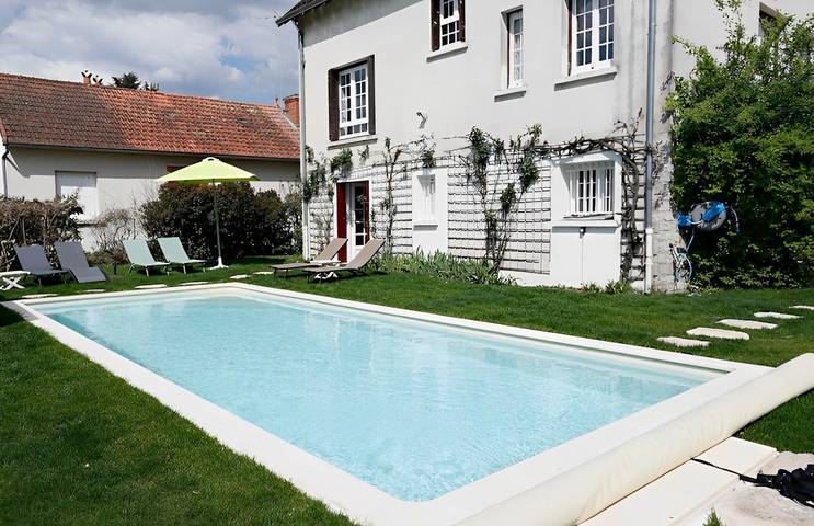 Gîte pour 12 personnes, avec jardin ainsi que terrasse et piscine